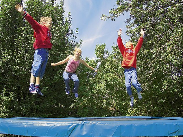 Kinder auf dem Trampolin